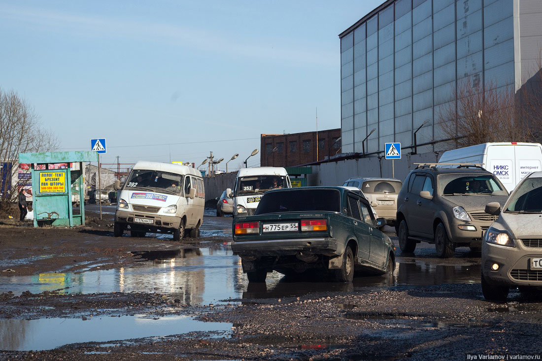 Журналисты &quot;России 24&quot; разбили подвеску машины, проверяя качество дорог в Омске