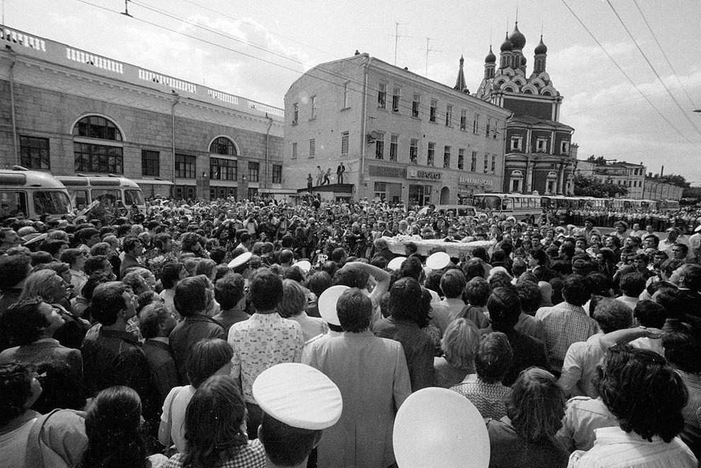 Центробанк выпустил памятную монету к юбилею Высоцкого Высоцкого, Владимира, Высоцкий, актера, Таганке, только, Высоцким, одним, россиян, считают, русских, знакомо, ВЦИОМ, будет, проститься, респондентов, Владимир, Театр, монеты, России