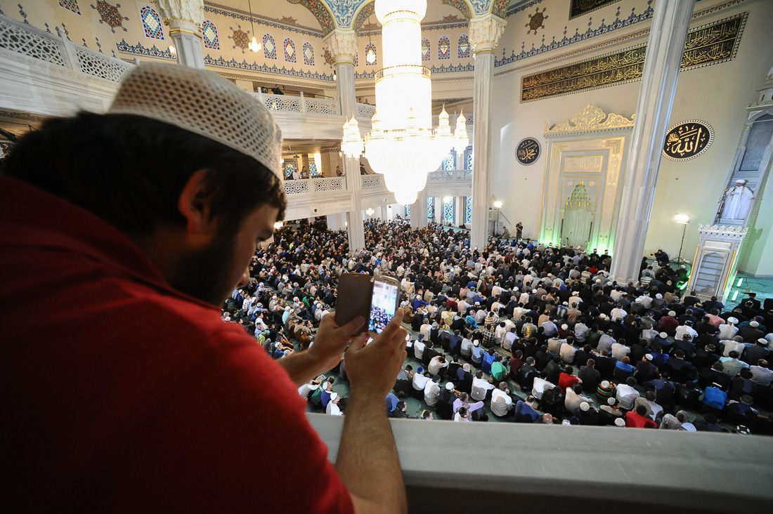 Мусульманский праздник сегодня в москве. Курбан байрам — праздник жертвоприношения. Лондон мусульманский праздник. Мусульман байрамдары. Курбан-байрам 2023.