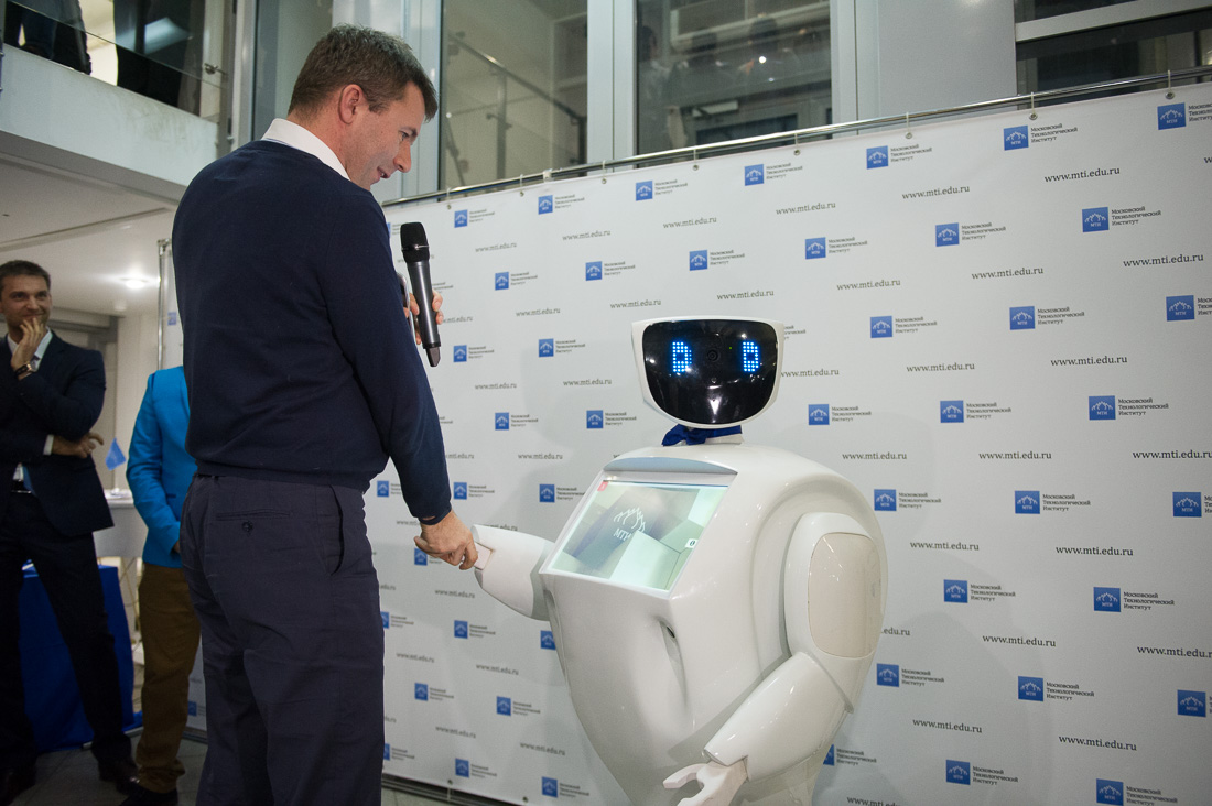 Робот работник. Зал славы роботов. Робот экскурсовод в Политехническом музее. Слава роботам.