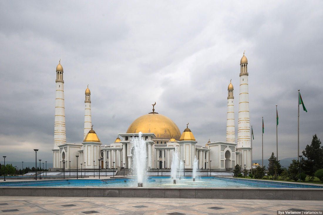 Image result for Да, в Туркмении культ первого президента Туркменбаши. Мавзолей и самая большая в стране мечеть – в его честь.