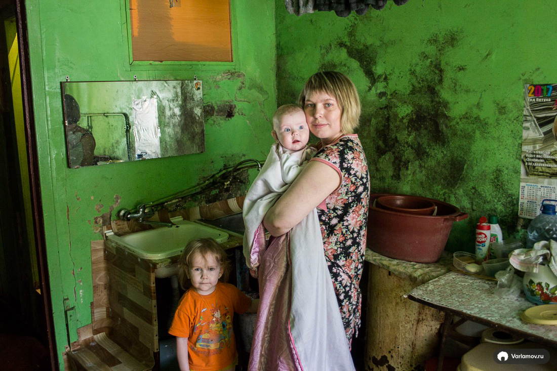 Детям негде жить. Плохие условия жизни. Бедные семьи с детьми. Бедная семья в России.